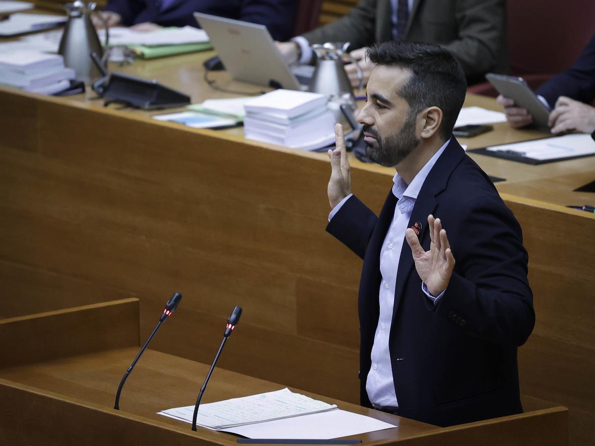 José Muñoz, síndic del PSPV, interviene en el pleno de las Cortes.