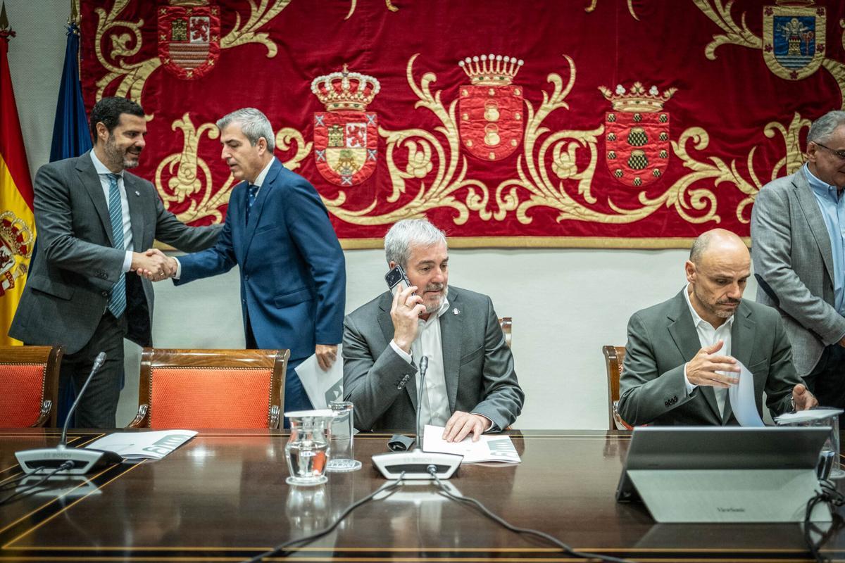 El presidente de Canarias, Fernando Clavijo Batlle, se reúne con los portavoces parlamentarios para valorar las medidas que puede impulsar el Gobierno de Canarias para hacer frente a las consecuencias que la guerra en Oriente Medio está generando en el Archipiélago; así como analizar las acciones aprobadas por el Gobierno de España y su incidencia en las islas