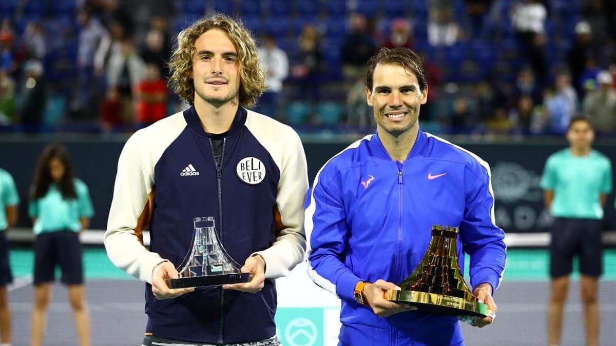 Tsitsipas y Nadal posan con los trofeos tras la final.