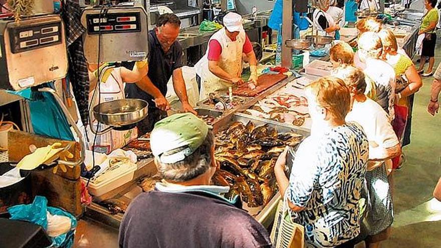 La praza de Abastos de Cangas registró ayer las últimas ventas de pescado.