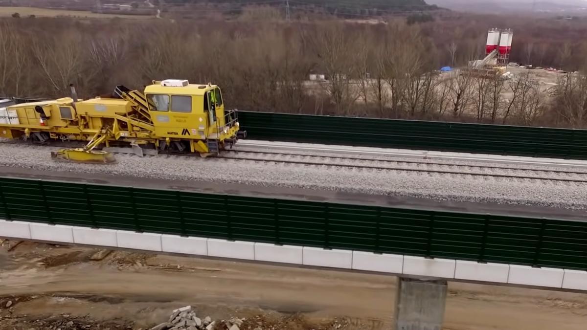 Montaje de la vía del AVE entre Zamora y Galicia