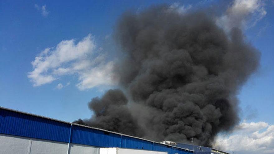 Incendio de varias naves industriales en el polígono de Marratxí