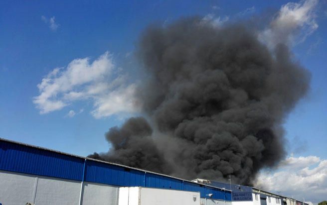 Incendio de varias naves industriales en el polígono de Marratxí