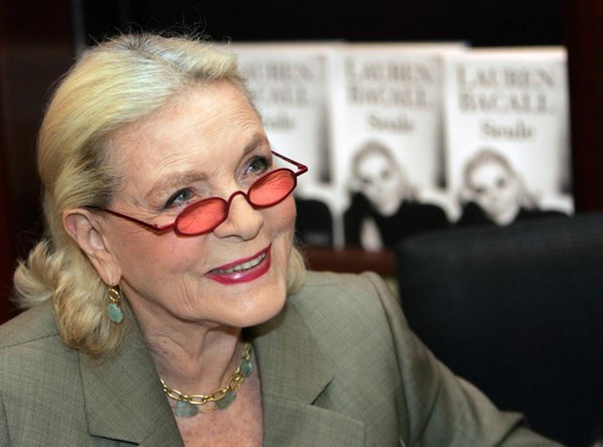 Foto d’arxiu de Lauren Bacall durant la firma de la seva autobiografia a París, França, el 7 de maig de 2005. Foto d’arxiu de Lauren Bacall durant la firma de la seva autobiografia a París, França, el 7 de maig de 2005.