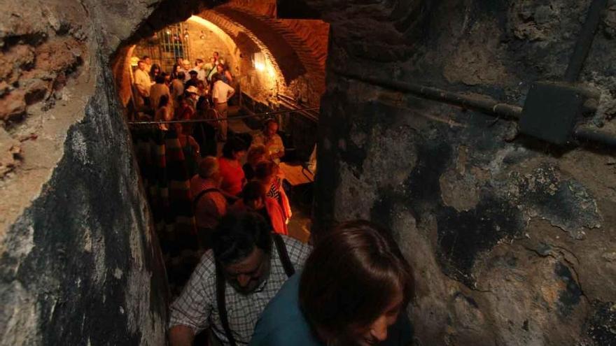 Varios visitantes salen de la Cueva Árabe.