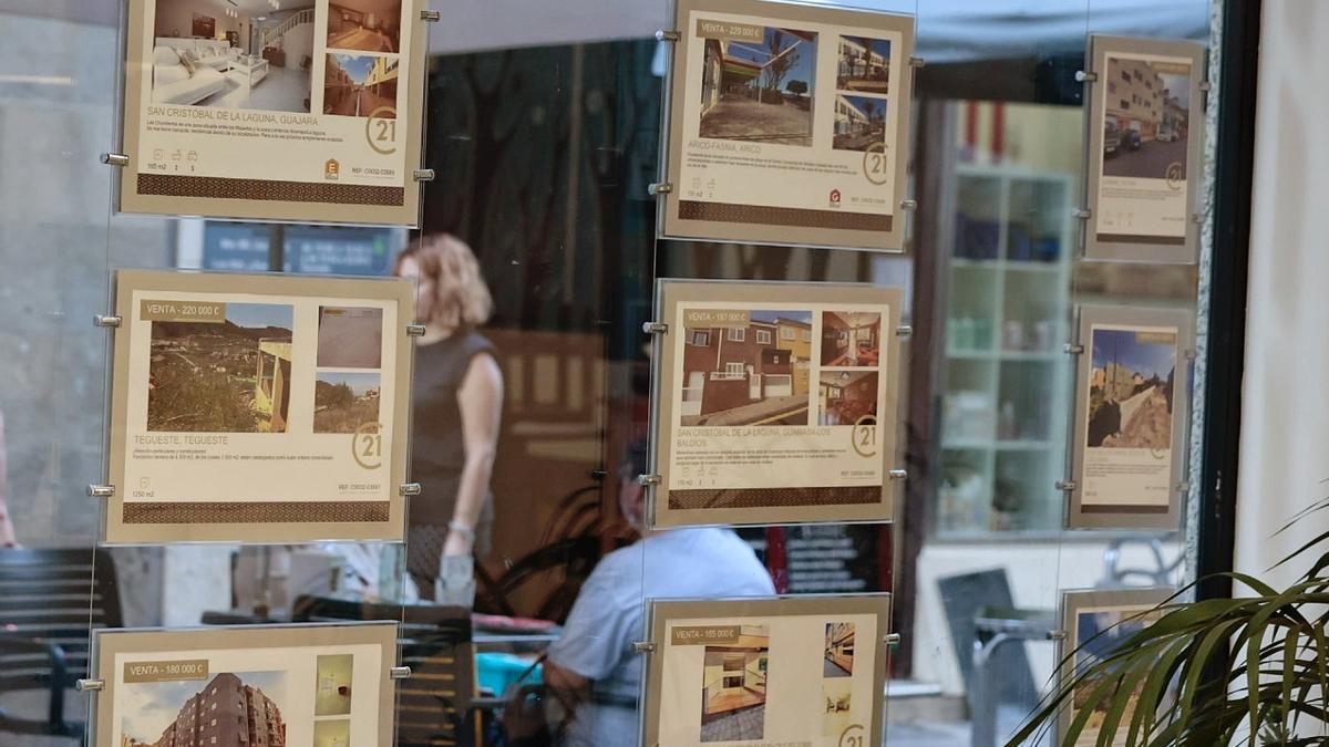 Carteles de viviendas en oferta en una inmobiliaria de Canarias.