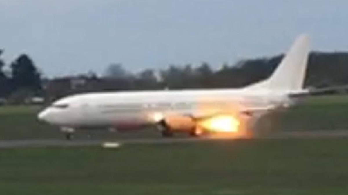 Momento en que el motor del avión del Arsenal se incendia
