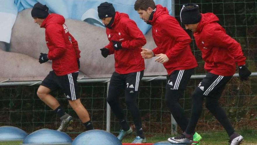 Un momento del entrenamiento matinal celebrado ayer a puerta cerrada por la plantilla celeste en las instalaciones de A Madroa. // R. Grobas