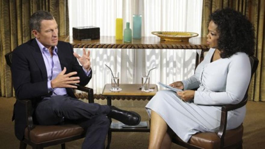 La presentadora Oprah Winfrey entrevista al ciclista Lance Amstrong