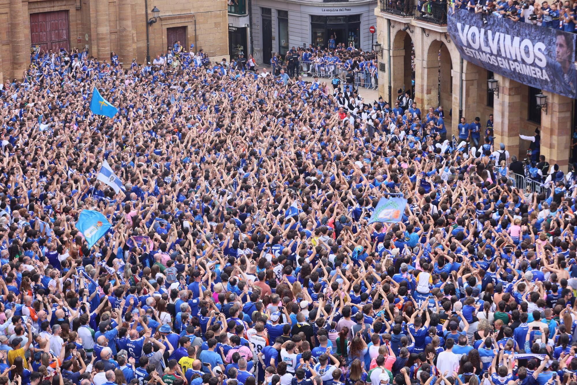Locura azul en las calles de Oviedo para celebrar el ascenso del equipo a Primera División
