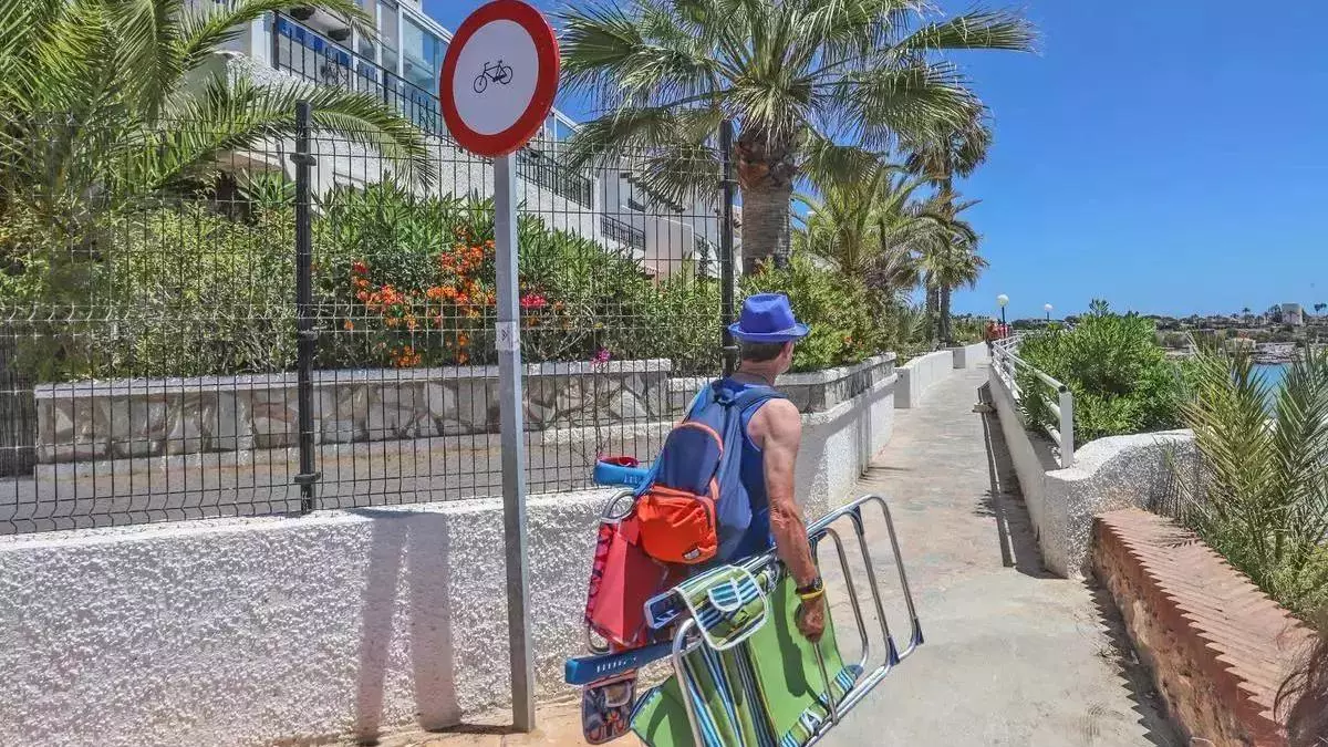 Otro verano más sin paso peatonal entre Aguamarina y La Caleta en Orihuela Costa