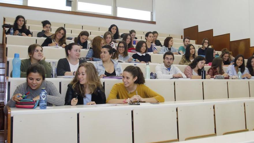 Esrtudiantes en el Campus de Vigo. // Alba Villar