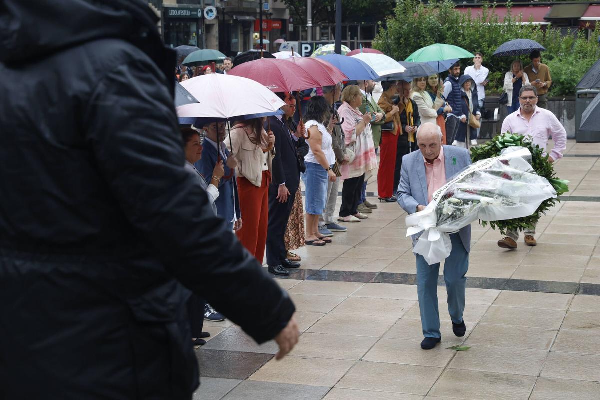 La ofrenda floral a Jovellanos en la plaza del Seis de agosto de Gijón, en imágenes