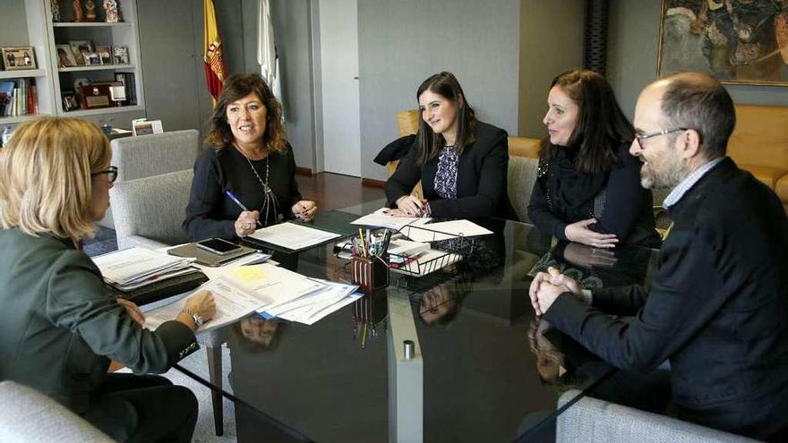 Beatriz Mato con Leticia Santos, Marta Freire y Odilo Barreiro, ayer en Santiago.