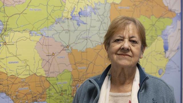 Alda Yurramendi posa en la Plataforma Sociosanitaria de Eivissa junto a un mapa de Uruguay.