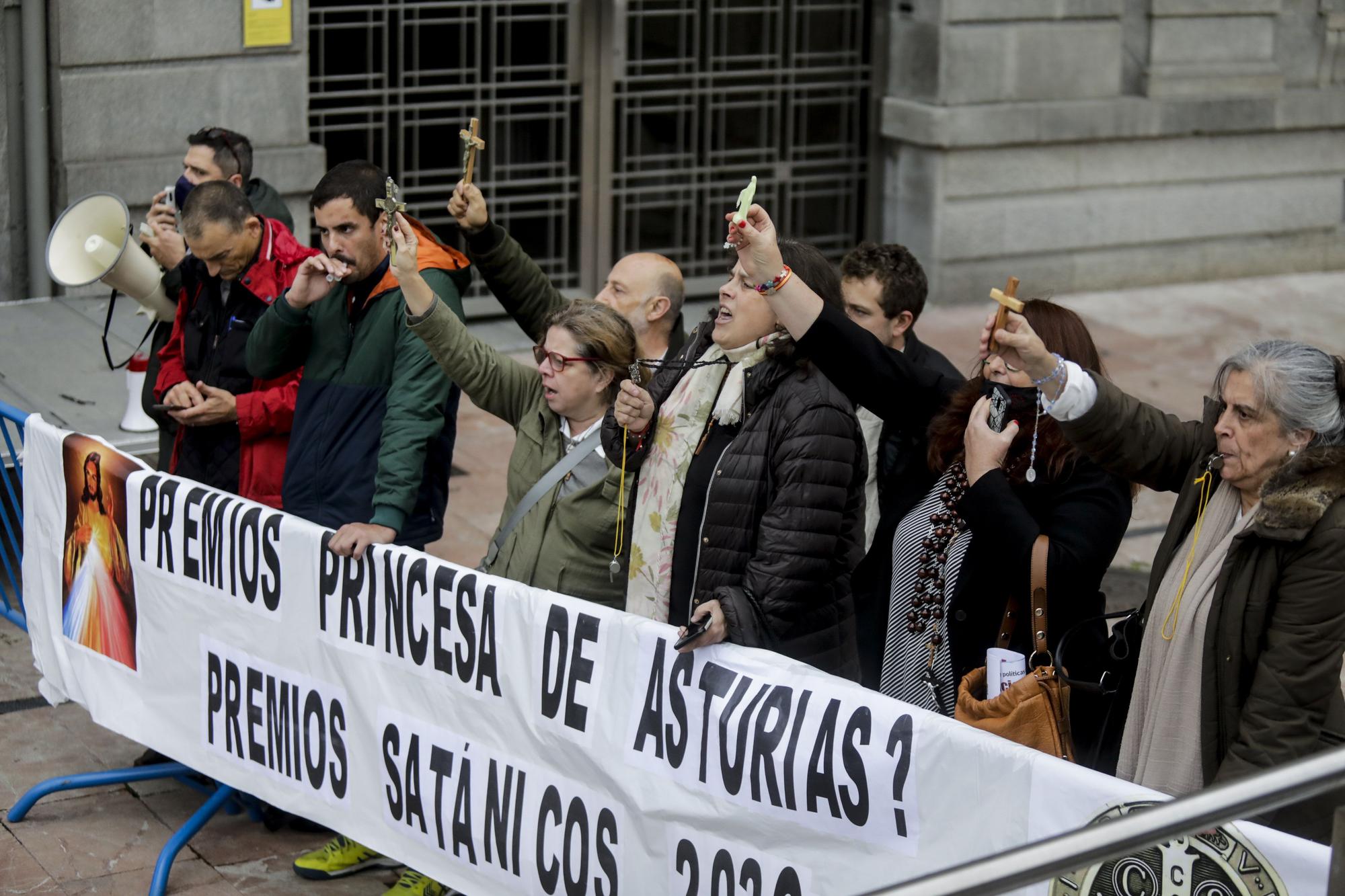 Ambiente en el entorno del Campoamor: republicanos, antisatánicos y muchos aplausos y vítores a Familia Real y premiados