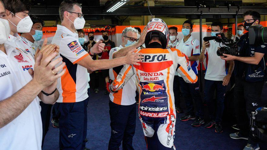 El equipo Repsol Honda felicita y recibe con una ovación tremenda a Marc Márquez, tras acabar séptimo el GP.