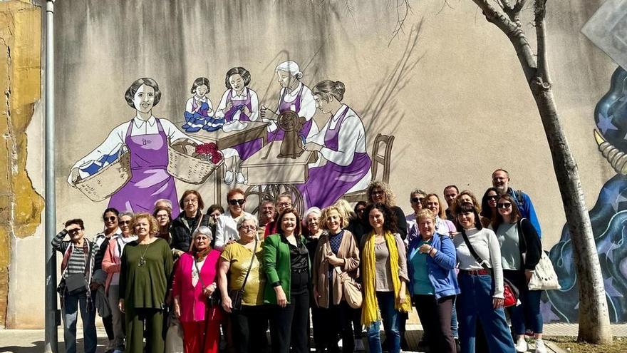 Foto de familia de las asistentes al acto de inauguración del mural en Inca.