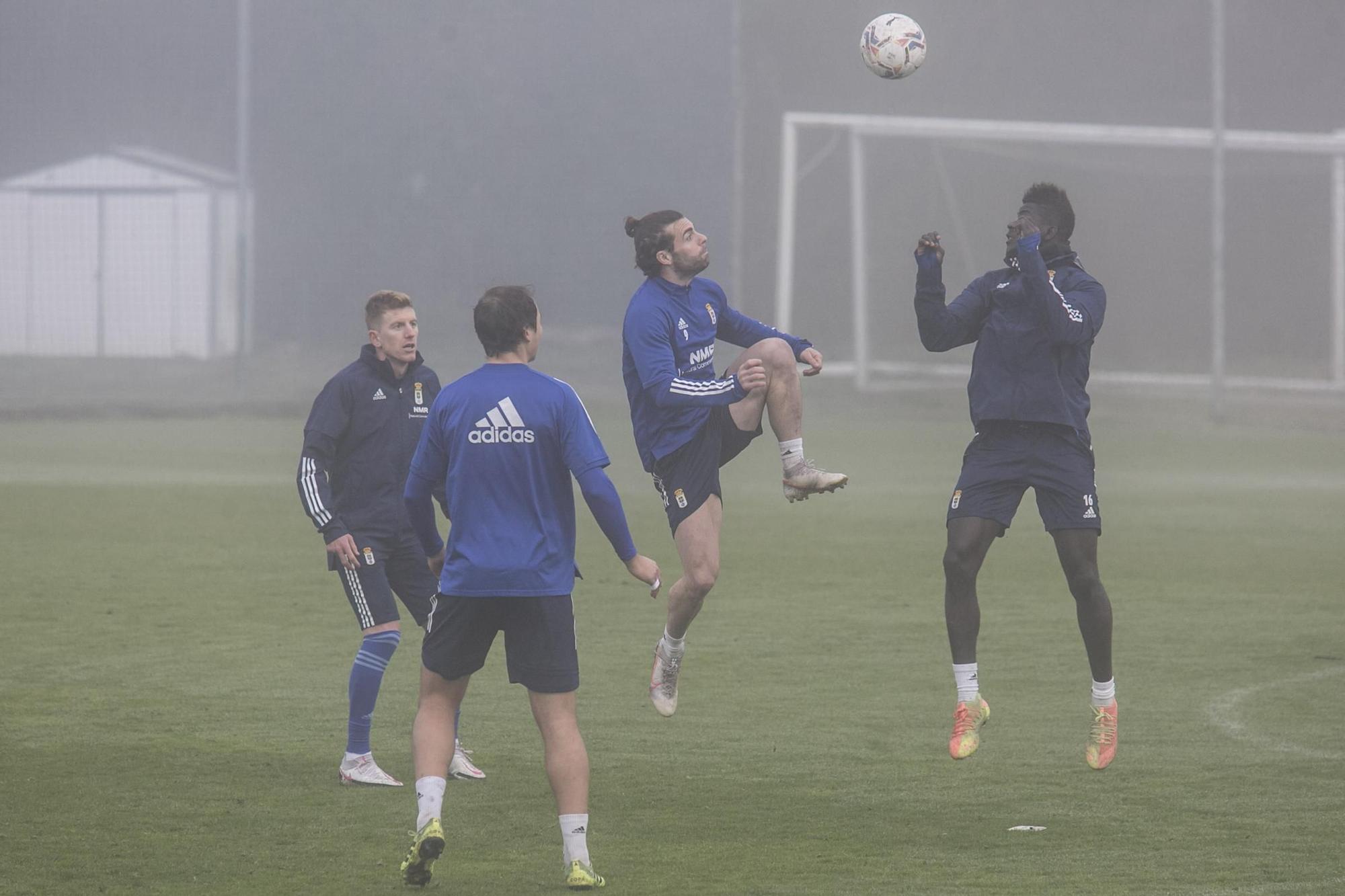 El entrenamiento del Oviedo en mitad de la niebla