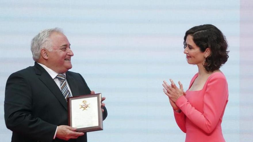 Antonio Cosmen y la presidenta de la Comunidad, Isabel Díaz Ayuso, ayer en Madrid durante la entrega.