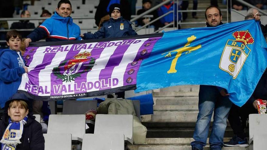 Aficionados del Oviedo y del Valladolid comparten una bandera en el último encuentro entre los dos equipos en el Carlos Tartiere.