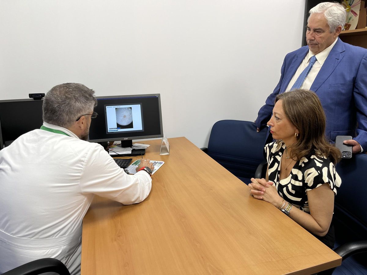 Patricia Navarro visita el centro de salud de El Palo y conoce el sistema de teledermatología