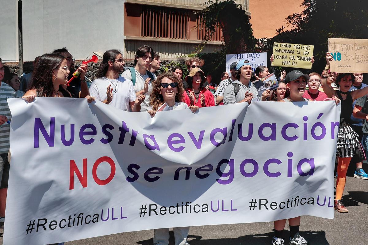 Concentración de alumnos de la ULL por la posible pérdida de una convocatoria de exámenes