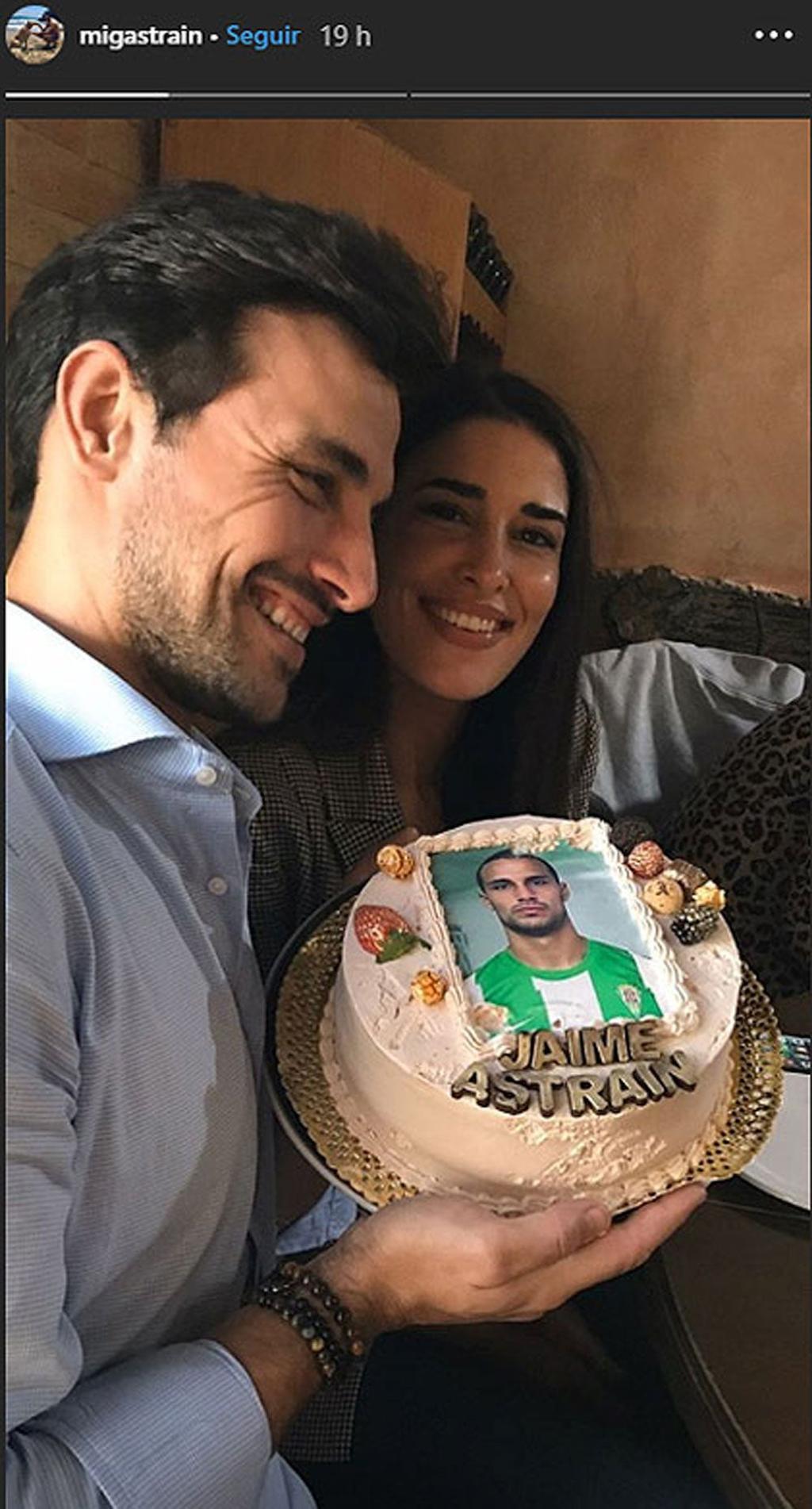 Jaime Astrain y Lidia Torrent con la tarta de cumpleaños.
