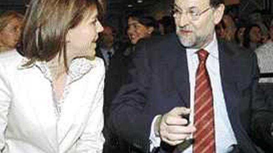 Rajoy, con la presidenta del PP en Castilla-La Mancha, Dolores Cospedal. / efe