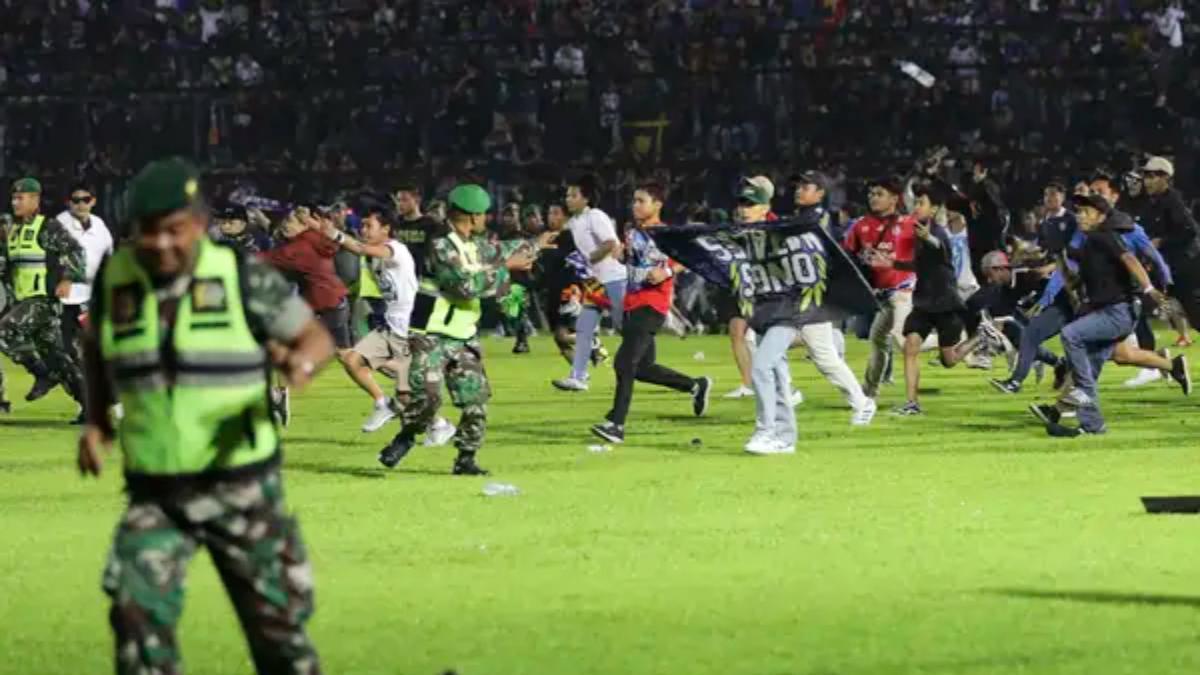 Al menos 129 muertos por unos disturbios en un partido de fútbol en Indonesia