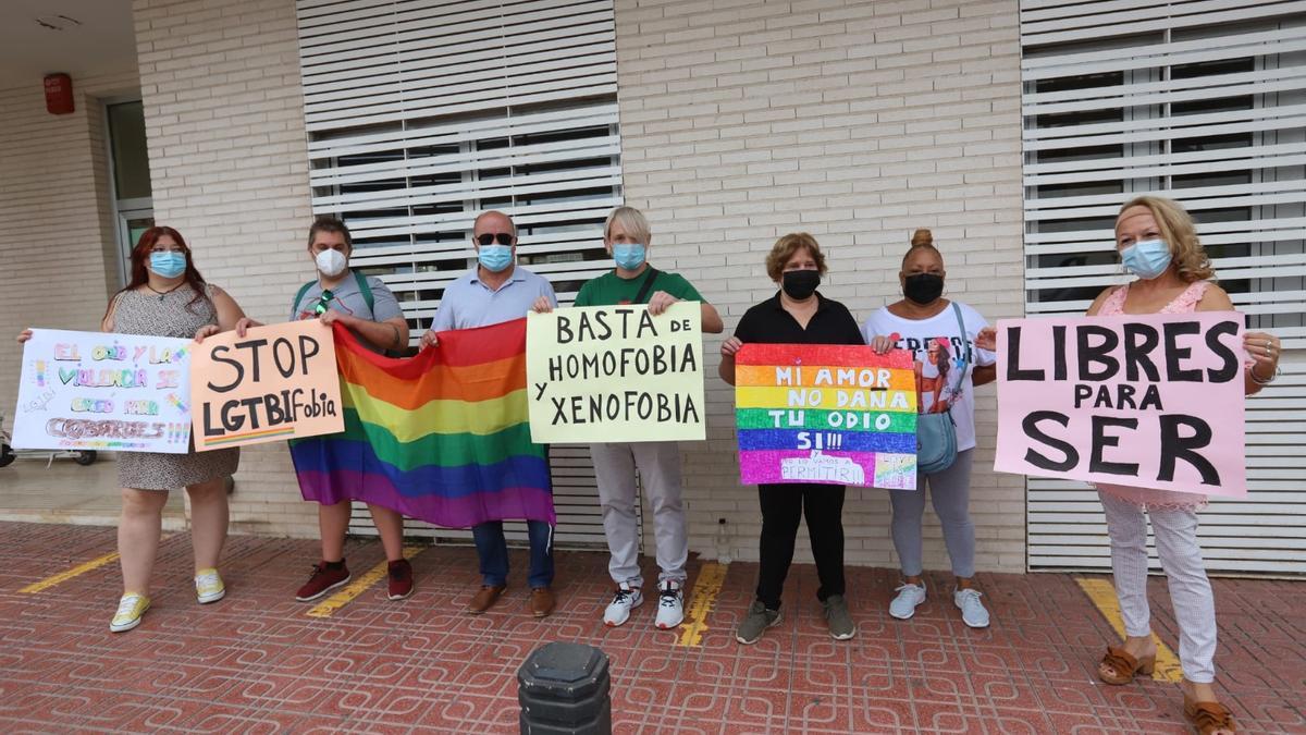 Apoyo del colectivo LGTBI de Torrevieja al denunciante de una presunta agresión