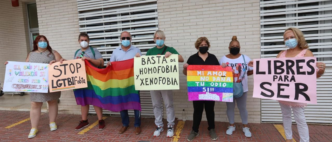 El colectivo LGTBI de Torrevieja muestra su apoyo al denunciante de una presunta agresión homófoba