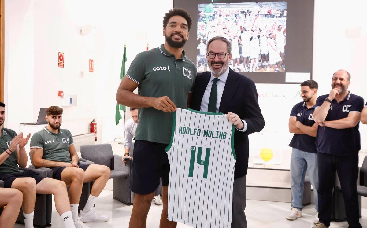 Kevin Schutte entrega a Adolfo Molina una camiseta con el nombre del delegado del Gobierno de la Junta de Andalucía en Córdoba.