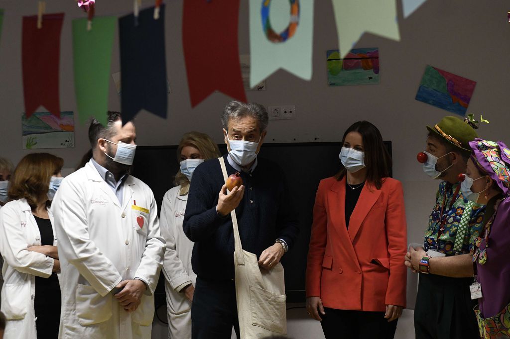 Pedro Cano lleva la pintura a Oncología Infantil de la Arrixaca