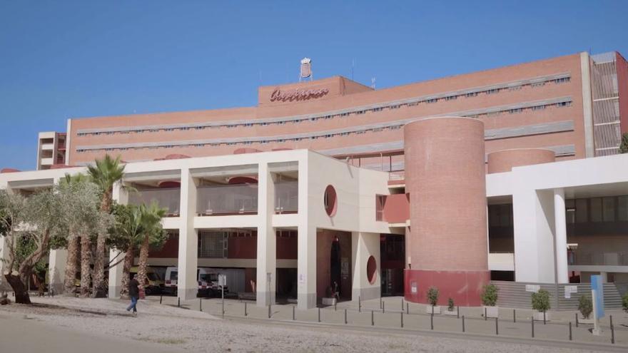 Captura del documental en el que se ve el exterior del hospital Virgen de la Arrixaca.
