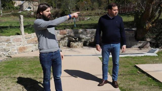 Cubela y Portela inspeccionando las mejoras de la zona.