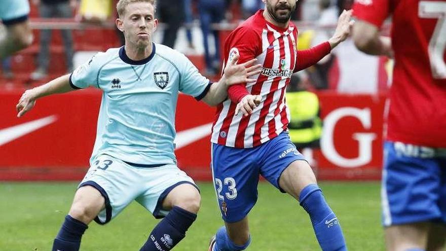 Guitián pugna por un balón con Dani Nieto.