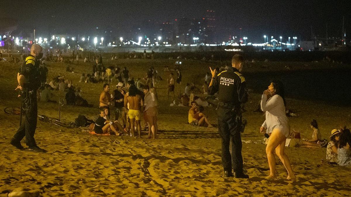 Agentes de las Guardia Urbana patrullan por las playas de Barcelona para impedir botellones nocturnos, el pasado 23 de julio