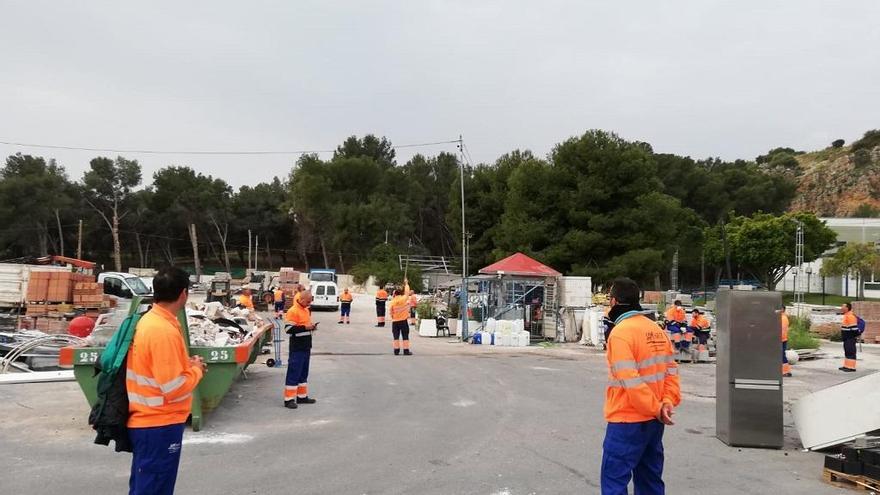 Los trabajadores de Samset, concentrados en la nave donde tienen almacenado el material en Torremolinos.