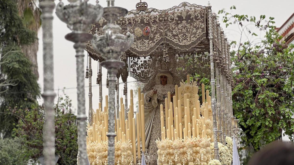 La Virgen de la Paz entrando en su templo