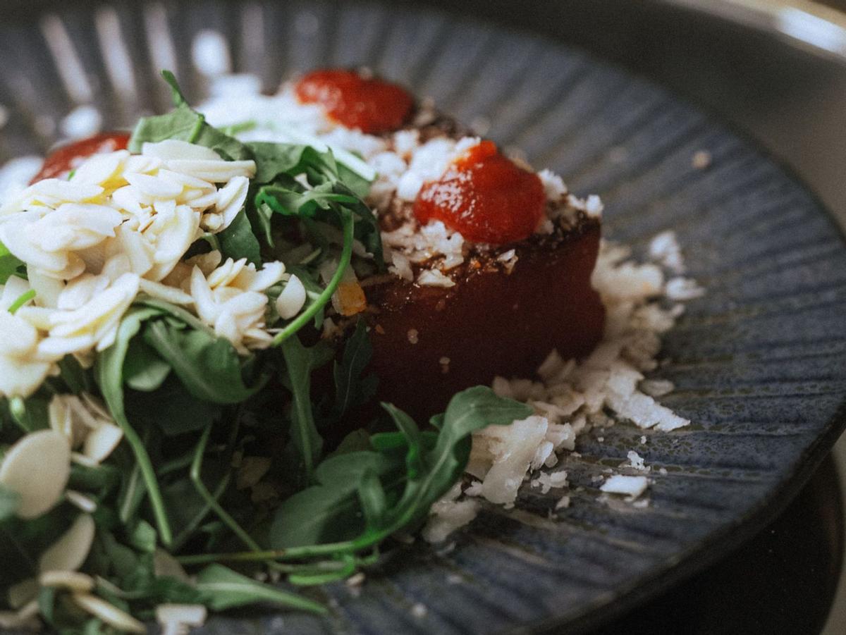 Sandía a la brasa, uno de los platos veganos estrella del restaurante Aiyanna. | AMANTE IBIZA