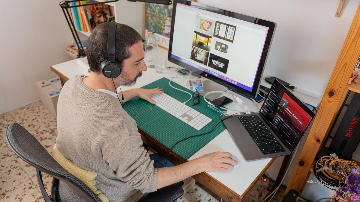 Marc Andreu, diseñador barcelonés, escuchando música mientras trabaja en su despacho