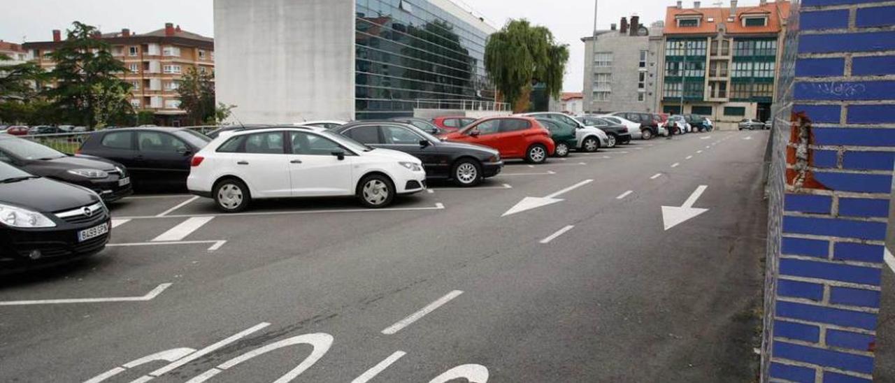 El aparcamiento anexo a la Casa Consistorial de Luanco.