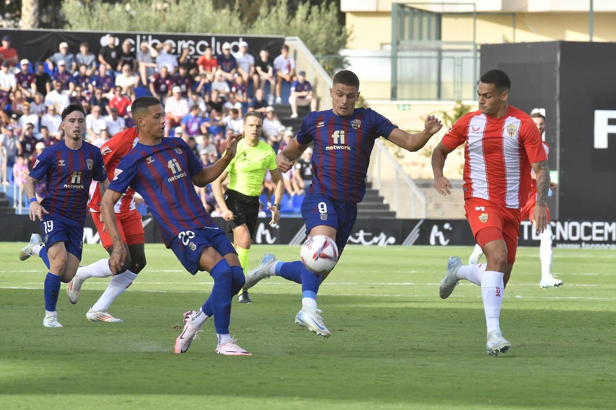 Victoria de Primera del Eldense ante el Almería (1-0)