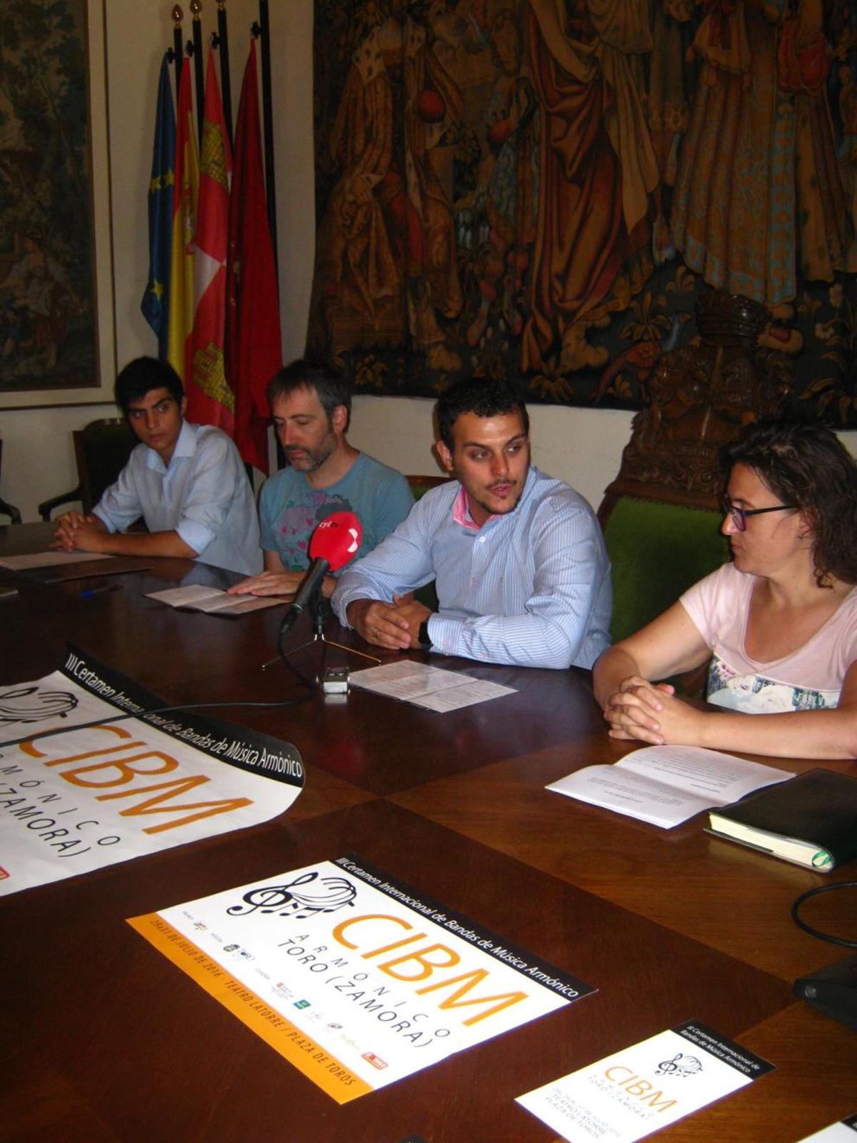 El alcalde de Toro, Tomás del Bien, y el músico José Ignacio Petit en la presentación del certamen