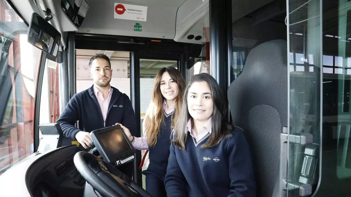 Jesús Daniel, Carolina y Ainara sienten "orgullo" de transportar a sus vecinos: el autobús municipal de Gijón renueva a sus conductores