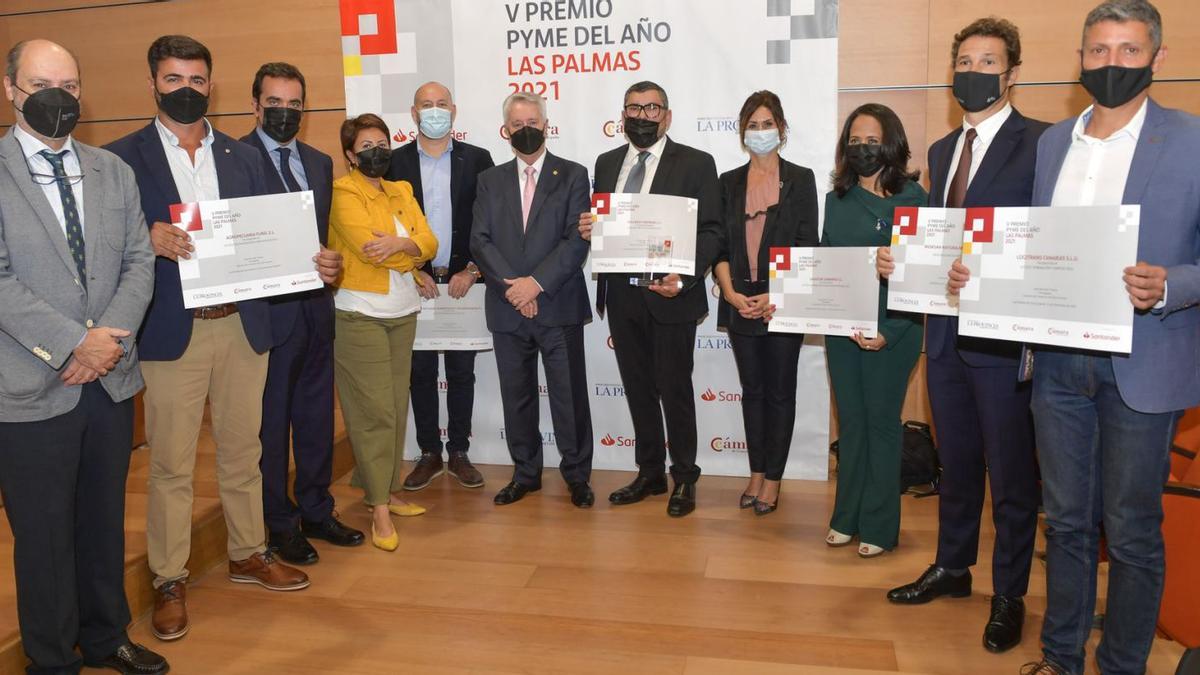 Imagen de los premiados con los representantes de LA PROVINCIA, Banco Santander, la Cámara de Comercio y del Gobierno de Canarias. | | JUAN CARLOS CASTRO