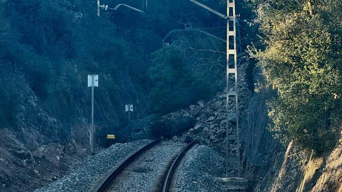 Punt de la línia R1 de Rodalies entre Maçanet-Massanes i Blanes interromput per una esllevissada.