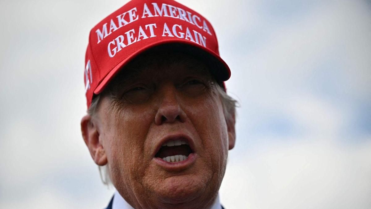 El presidente de Estados Unidos, Donald Trump, habla con la prensa a su llegada al Aeropuerto Municipal de Morristown, Nueva Jersey, el 20 de junio de 2025. Trump se dirige a su campo de golf en Bedminster para una cena benéfica de MAGA Inc.