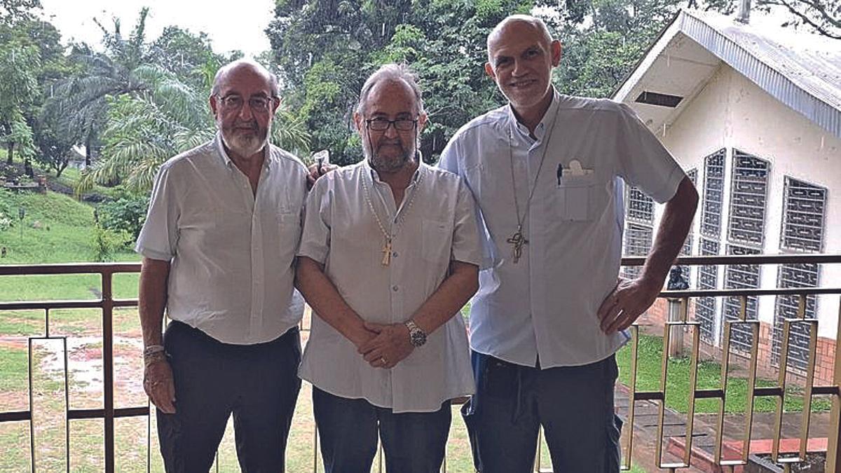 De izquierda a derecha: Miguel Aguirre, presidente de la Fundación Bangassou;  Juan José Aguirre, obispo de Bangassou, y Aurelio Gazzera, obispo coadjutor de Bangassou.